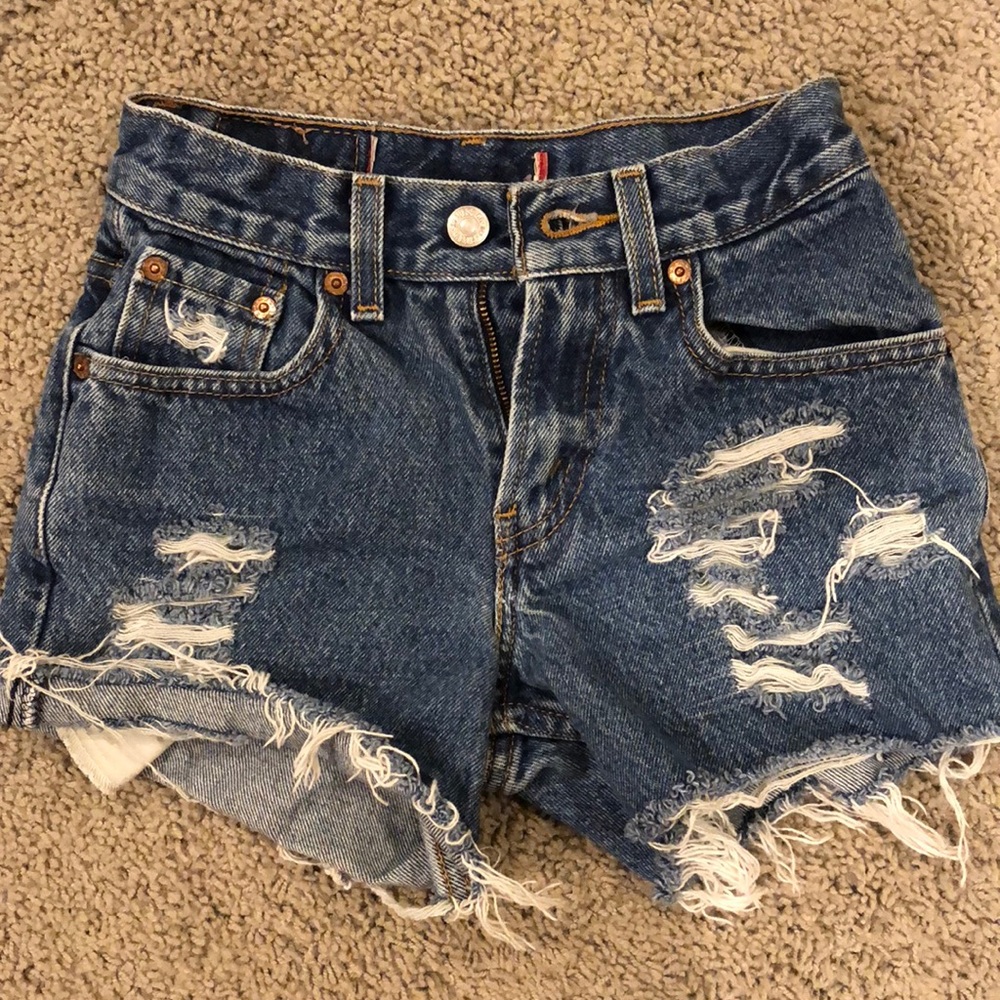 DISTRESSED LEVIS SHORTS
